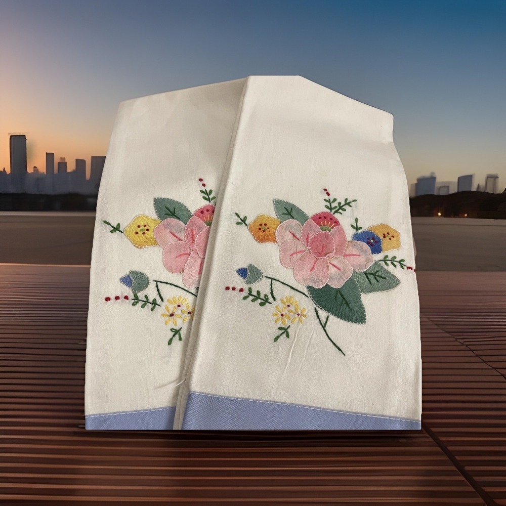 Vintage NWOT 2 multicolor floral applique hand towels 21 X 13 Cottage GrannyCore